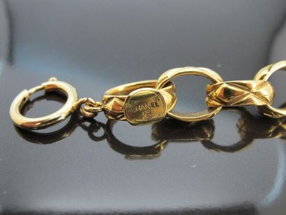null CHANEL circa 1984 -1989 
Bracelet chaîne en métal doré matelassé . 
Signé sur...