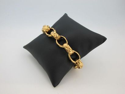 null CHANEL circa 1984 -1989 
Quilted golden metal chain bracelet . 
Signed on plate....