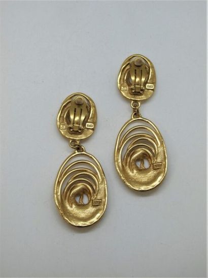null BALANCIAGA
Pair of gold-plated metal earrings. Scratched.
L. 8 cm