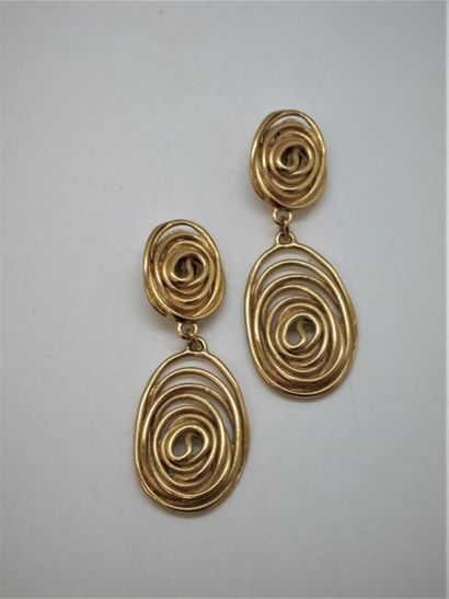 null BALANCIAGA
Pair of gold-plated metal earrings. Scratched.
L. 8 cm