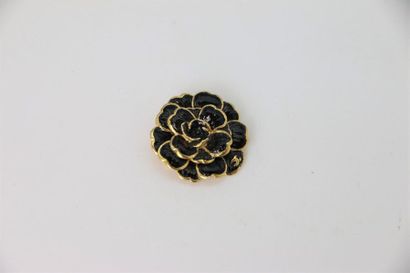 null CHANEL by Georgesderues
Camellia brooch in black enamelled gold metal. Scratched...