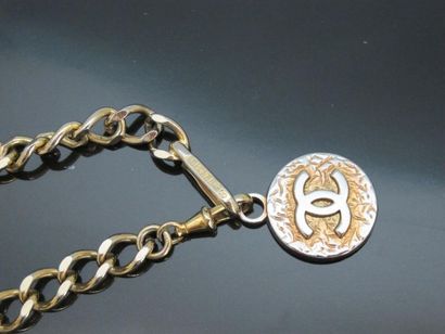 null CHANEL - Collection 1982
Chain belt holding a signed medallion.
Scratched
L....