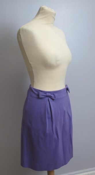 null APOSTROPHE 
Straight skirt in green silk, zip and button on the front, side...