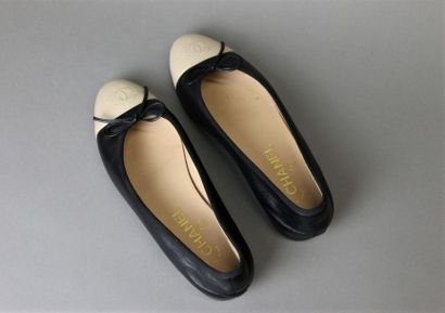 null CHANEL
Pair of black leather ballerinas, beige leather spikes with logo.
Size:...