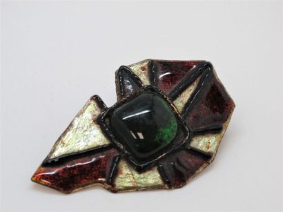 null Andrée BAZOT
Metal pendant brooch with enamelled radiant decoration centered...