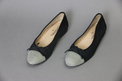 null CHANEL
Pair of granite black leather ballerinas, grey granite leather toes with...