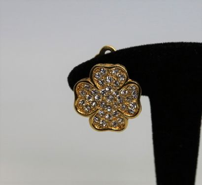 null CHANEL
Pair of gold metal ear clips in the shape of a clover with four leaves...