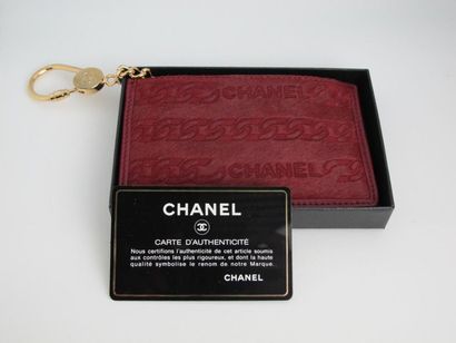 null CHANEL
Keychain in gold metal with logo and burgundy cowhide pocket with logo,...
