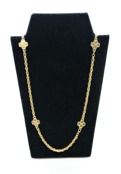 null CHANEL
Long necklace in gilded metal decorated with six signed clovers, signed...