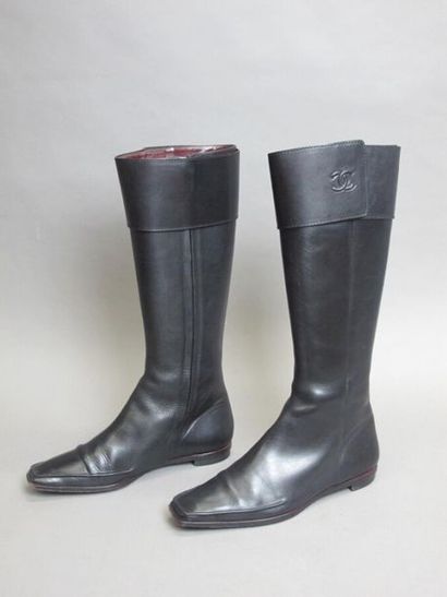null CHANEL
Riding boots in black leather lined with burgundy leather and burgundy...