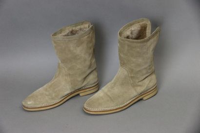 null JIMMY CHOO
Pair of beige suede boots, lined and zippered at the back.
Size:...