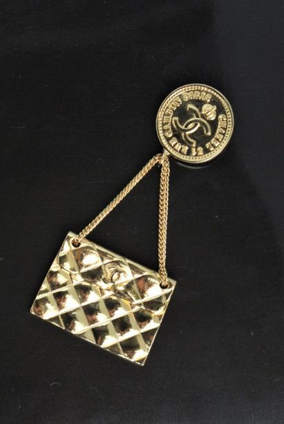 null CHANEL - Collection 2005
Gilded metal brooch medallions signed and marked: 51...