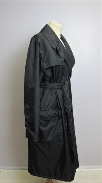 null ARMANI COLLECTION
Black rayon raincoat with 8 buttons two front pockets with...