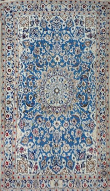 null Fine Dwarf (Iran) circa 1980 in wool and silk.
Velvet in quality lambswool,...