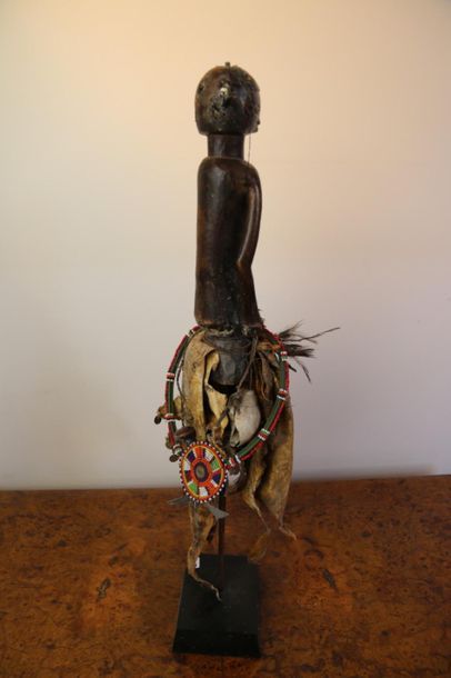 null AFRIQUE Congo (moderne). 
Statuette d'homme debout en bois, peau de panthère,...