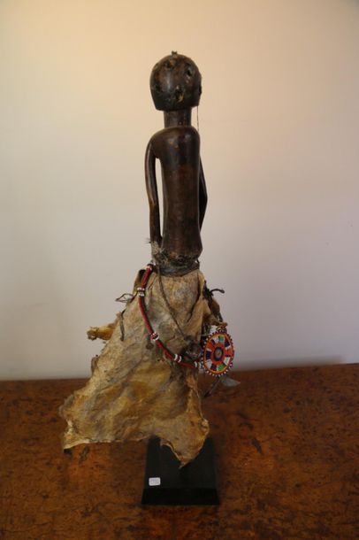 null AFRIQUE Congo (moderne). 
Statuette d'homme debout en bois, peau de panthère,...