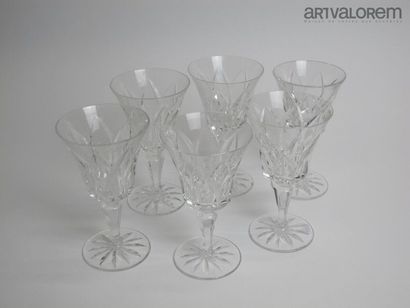 null SAINT-LOUIS
Six verres en cristal taillé marqués
H. 17, 4 cm 
(bon état)