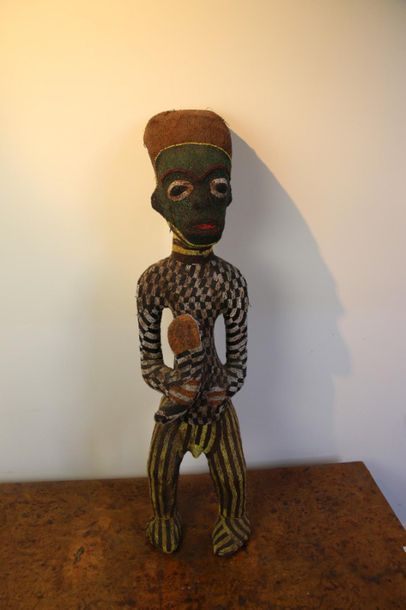 null AFRIQUE Cameroun. 
Trois statuettes à incrustation de perles et de coquillages....