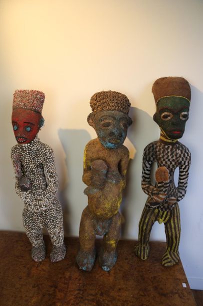 AFRIQUE Cameroun. 
Trois statuettes à incrustation...