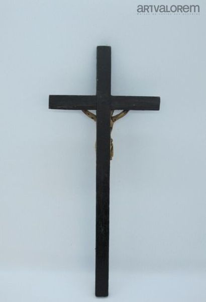 null Etui en maroquin doré aux fers
On joint un crucifix,le crucifix en os. 
H.27...