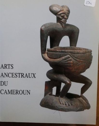 null CAMEROUN. 
Ensemble de 9 volumes sur l'art du Cameroun; Artchitecture, sculptures,...