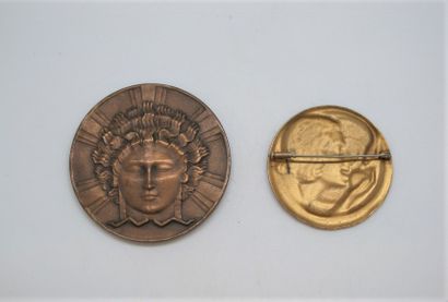 null R. COCHET (1903 - ?)
Broche ronde en métal doré représentant Eve. 
Diam: 5 cm

On...