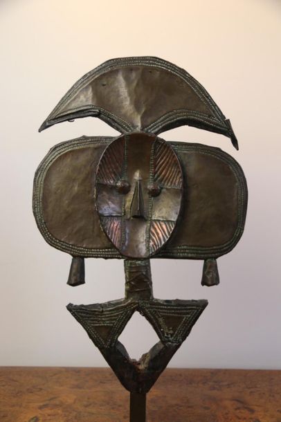 null AFRIQUE-Kota, Gabon, XXe siècle. 
Figure gardienne de reliques sacrées. 
Cuivre...