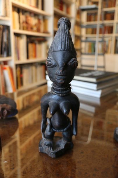 null AFRIQUE Ibedji, style de oyo Yoruba, Nigéria. 
Trois Statuettes de jumeaux Ibedji...