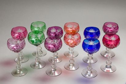null Douze verres en cristal taillé de couleur modèle "Massenet"
(bon état)
