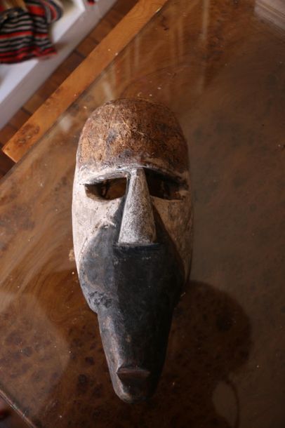 null AFRIQUE Gabon Kwele.
 Masque en bois sculpté patine Kaolin. 
Gabon Masque galoa....