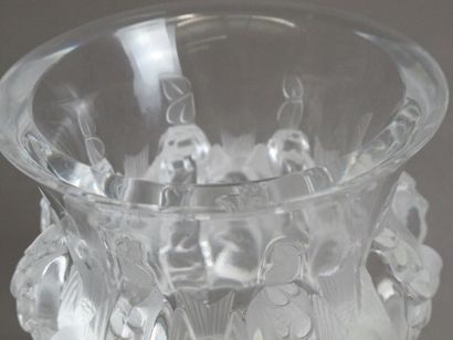 null LALIQUE France
Vase en verre moulé à décor de moineaux et guirlandes de fleurs.
Signé.
H....