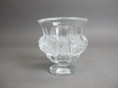 null LALIQUE France
Vase en verre moulé à décor de moineaux et guirlandes de fleurs.
Signé.
H....