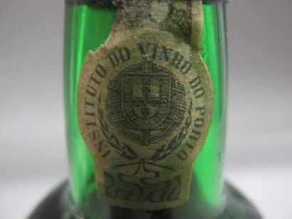 null Une bouteille Porto Areais Tawny.
Instituto do vinho do Porto.
Provenance :...