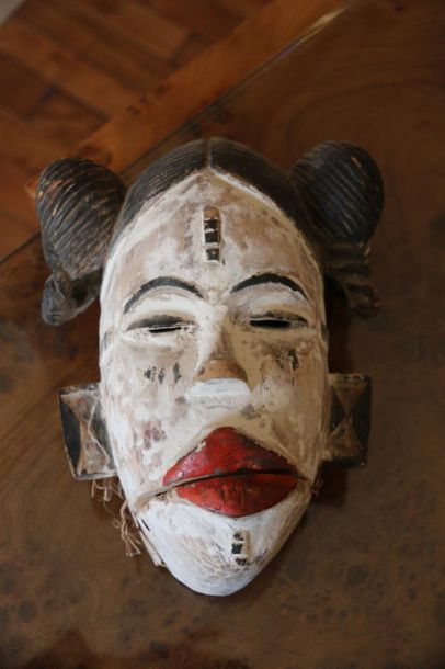 null AFRIQUE, Nigeria. 
Quatre masques Idoma, la machoire articulée en bois patiné.
H.39...