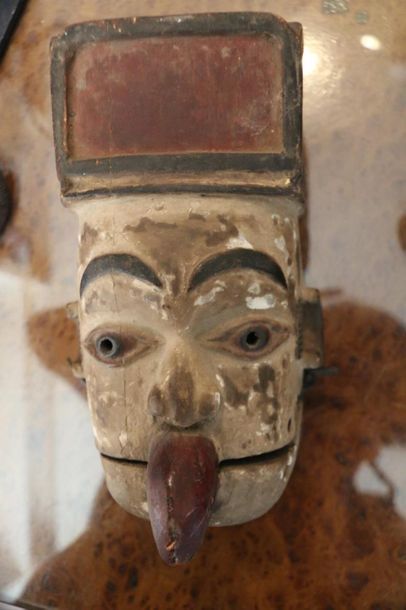 null AFRIQUE, Nigeria. 
Quatre masques Idoma, la machoire articulée en bois patiné.
H.39...