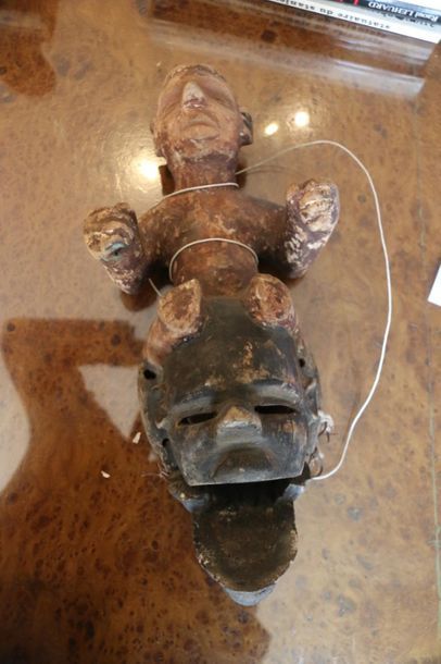null AFRIQUE, Nigeria. 
Quatre masques Idoma, la machoire articulée en bois patiné.
H.39...