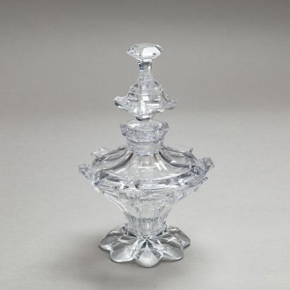 null Flacon en cristal taillé sur pièdouche.
Travail français vers 1830.
H. 24 cm
(éclat...