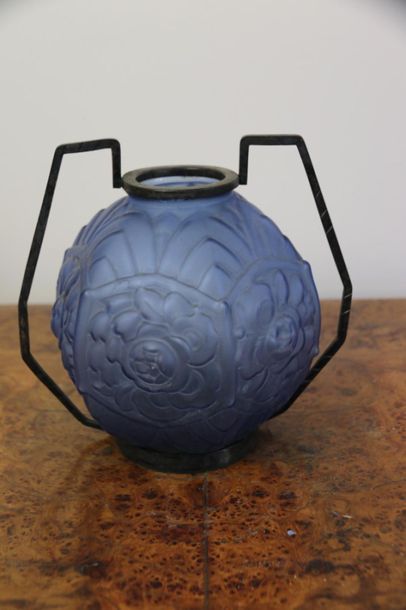 null Vase en verre bleu moulé de fleurs, monture en fer martelé, vers 1930. 
H. 20...