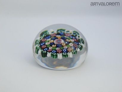 null BACCARAT
Presse-papier mille fleurs. Marqué
Diam: 5 cm