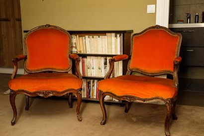 
Deux fauteuils en bois mouluré sculpté de...