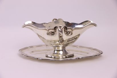 null Gravy boat and its adherent silver tray with contoured nets, leafy handles.

Minerve...