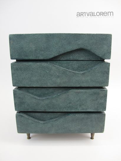 null Ria & Youri AUGOUSTI

Jewellery box in blue-green tinted stingray with four...