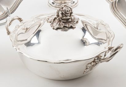 null Vegetable dish in silver 950/°° with two handles of leafy branches, cauliflower-shaped...