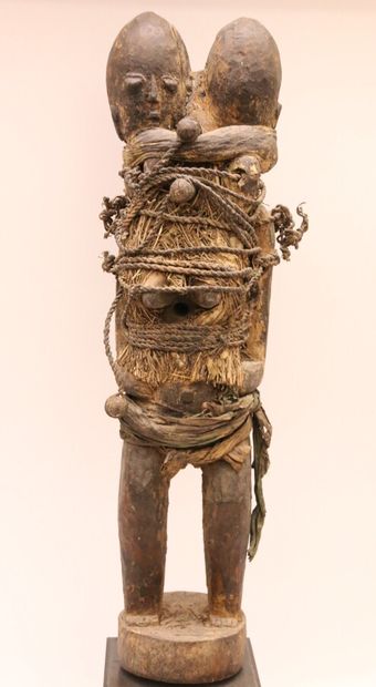 null BENIN - FON 

Statue protectrice Bochio à forte charge magique avec des bouchons,...