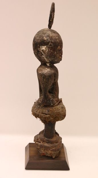 null BENIN 

Statuette protectrice BOTCHIO avec grande patine sacrificielle et fer...