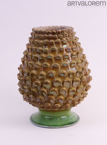 null ITALY DERUTA, 19th century 

Pine cone-shaped pot on ochre glazed earthenware...