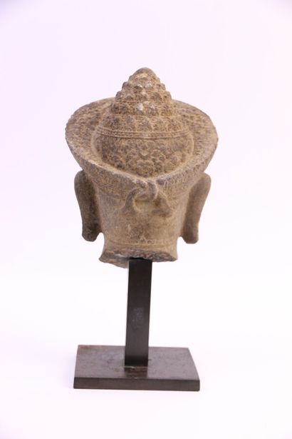 null CAMBODGE, art khmer du XIIème siècle

Tête de divinité masculine en grès beige...