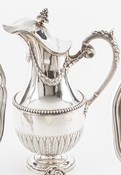 null Ewer on a 950/°° silver pedestal decorated with laurel wreaths, net of pearls,...