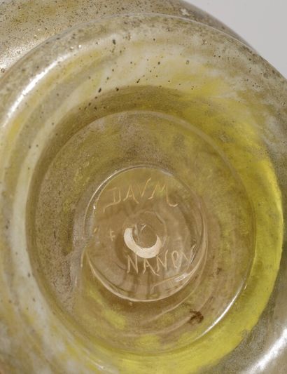 null DAUM NANCY

Vase polymorphe sur base ourlée en verre multicouche à fond marmoréen...