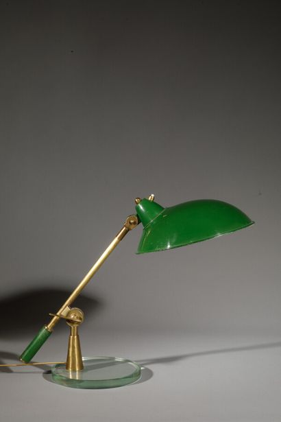 null FONTANA ARTE (attributed to)

Swivel arm lamp in brass, circular base in translucent...